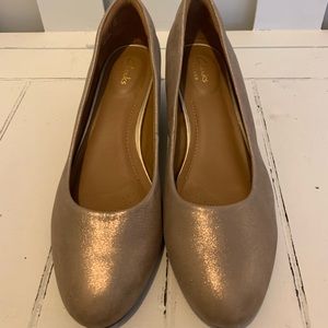 Clarks tan heels